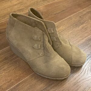 Toms Tan Wedge Ankle Booties Shoes with Suede Finish Size 9, EUC